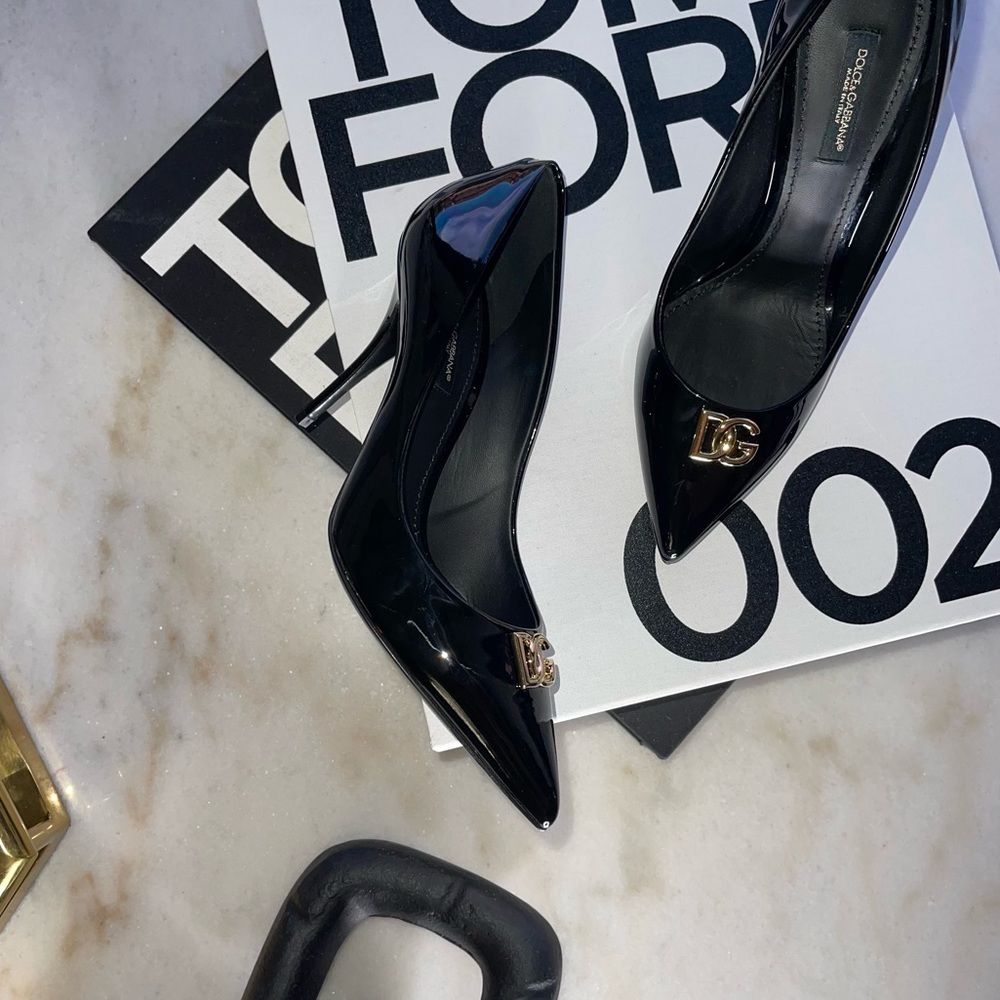 Dolce & Gabbana DG Plaque Pointed Toe Pump in Black Patent Leather New - Picture 5 of 11